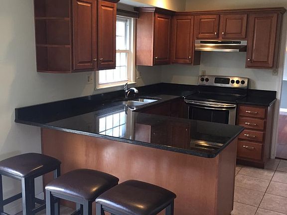 KITCHEN BREAKFAST BAR W/ GRANITE