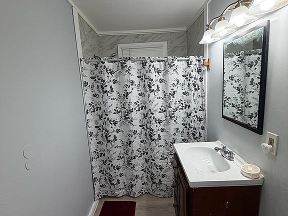 5th image of 818 W 2nd St