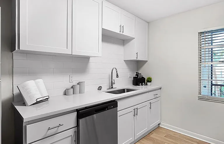 The Easton Apartments — Photo 8