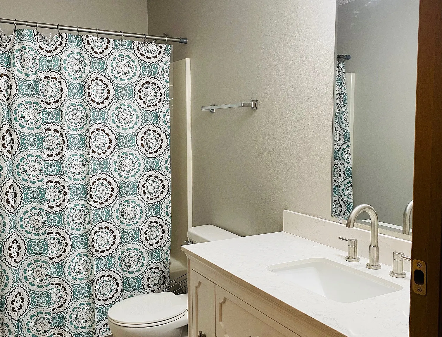 5 bed, 2054 sqft, $630 — Photo 3