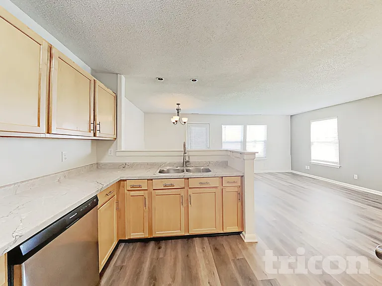 4525 Connaught East Dr — Photo 5