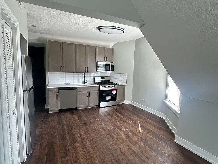 3040 W Medill Ave #3 — Photo 2