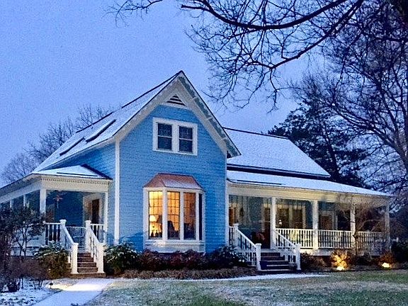Beautiful Victorian on 76 ac