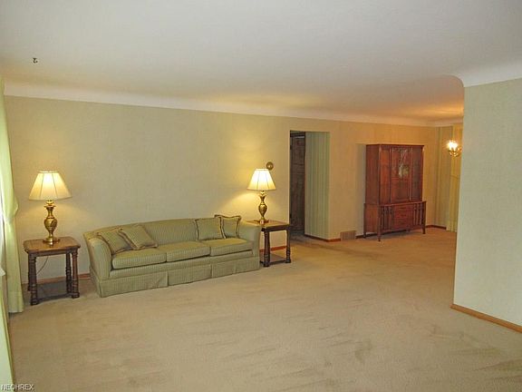 4th image of 8407 Parkdale Dr