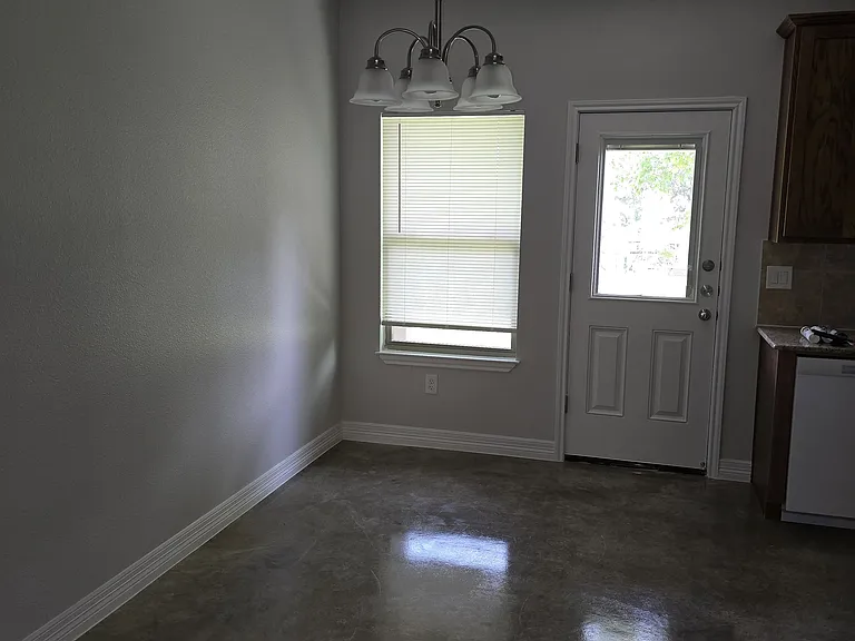 1708 E Leon St — Photo 3
