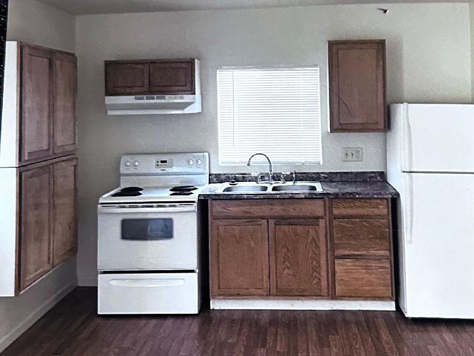 KITCHEN.
Electric Stove. Garbage Disposal.