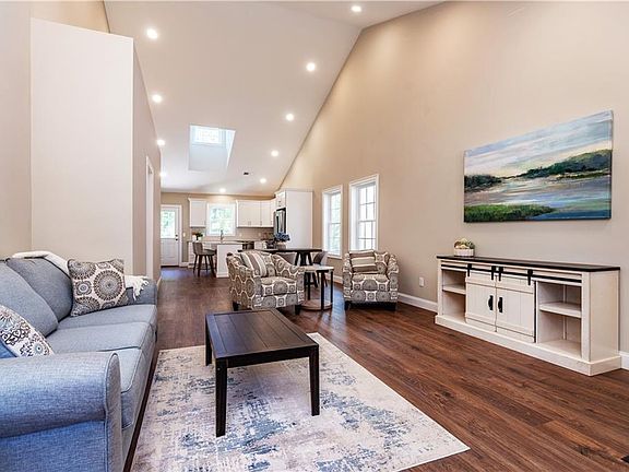 3rd image of 2 Fieldstone Way