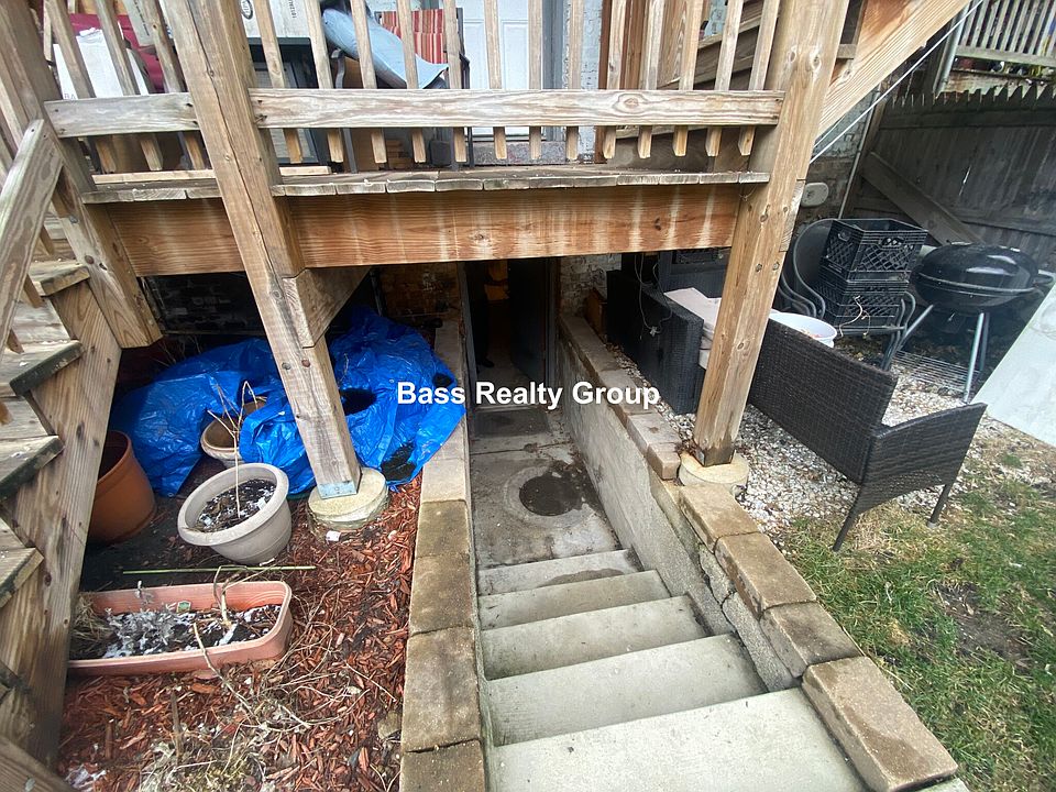 1st image of 1121 N Winchester Ave #102