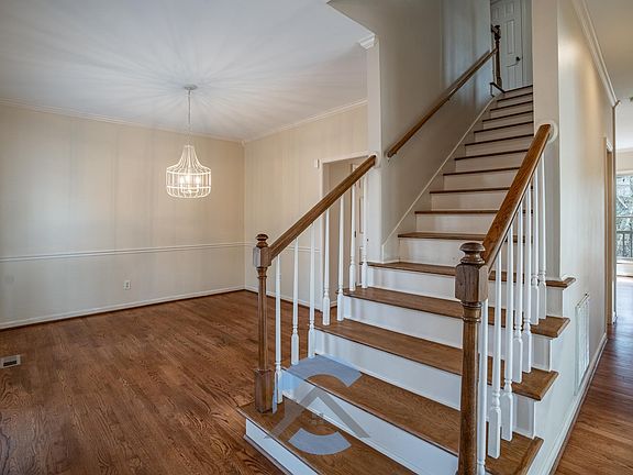 3rd image of 64 Saint Thomas Ct