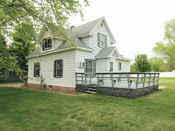 102 8th St S, Sauk Centre, MN 56378