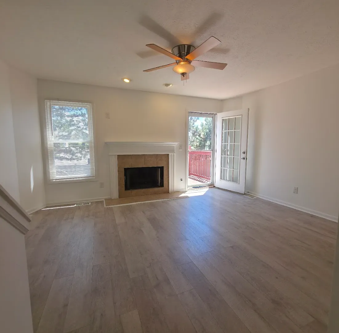 Single Family Home 2 beds 1 Full bath and 1 Half bath Available Now! — Photo 4