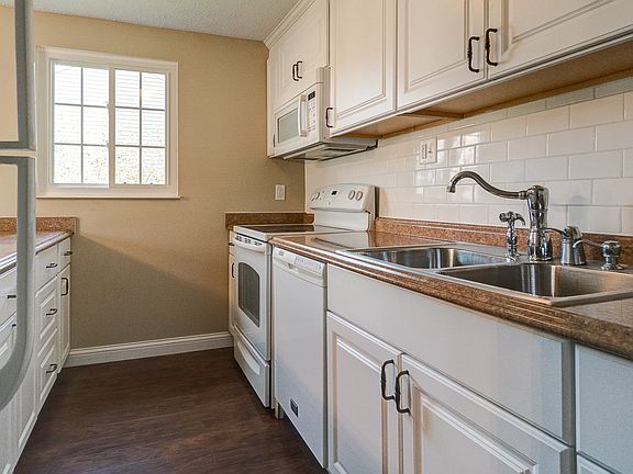 4th image of 263 Carlin Ct W