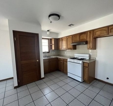 2nd image of 28 New York Ave Floor 3