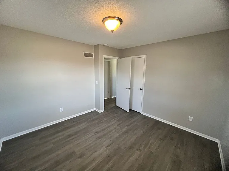843 W Kansas St — Photo 12