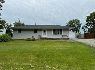902 Iroquois Ave, Rockford, IL 61102