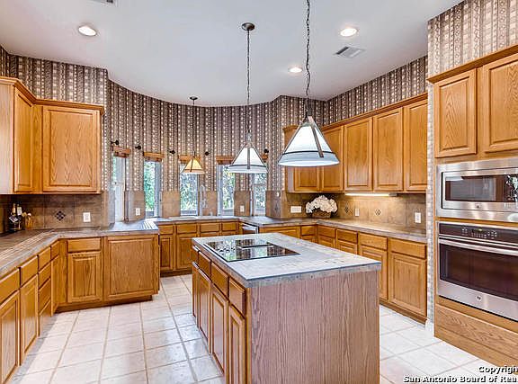 4th image of 990 Elm Valley Dr