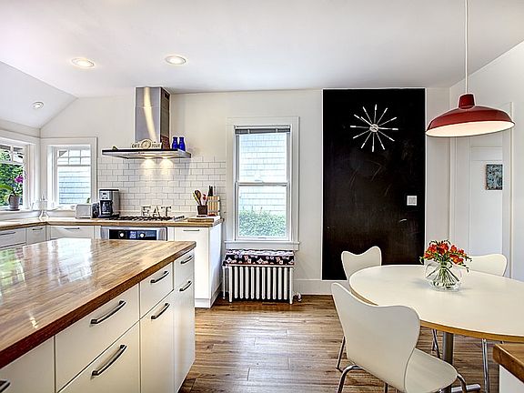 Gas Gourmet Kitchen/breakfast nook