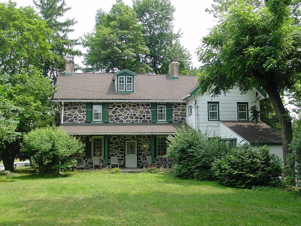 Charming 4 bedroom stone and clapboard colonial farmhouse in Naamans Creek.