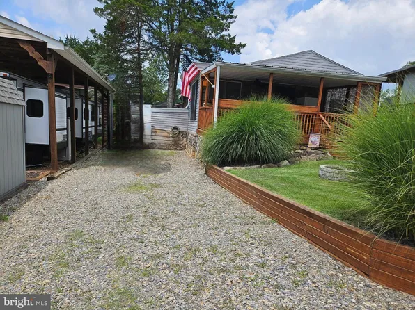 16 Old Faceful St, Falling Waters, WV 25419