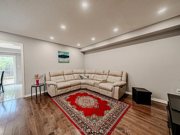28 Samandria Ave #UPPER — Photo 10