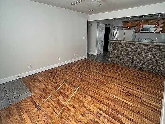 3rd image of 1411 Indianola St