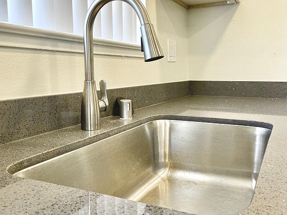 Faucet head can be pulled down for easy cleaning with stream and spray mode.