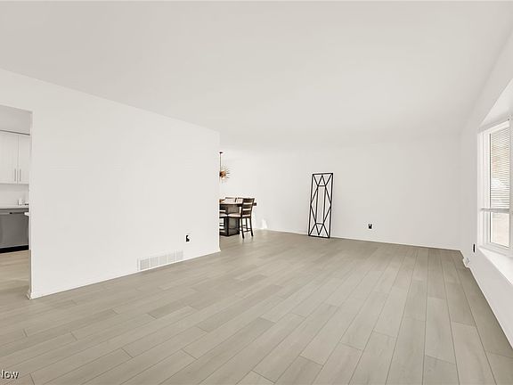 5th image of 4560 Queen Mary Dr