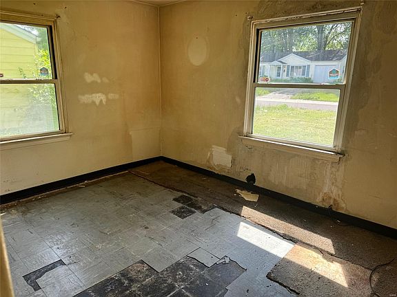 5th image of 9836 Lorna Ln