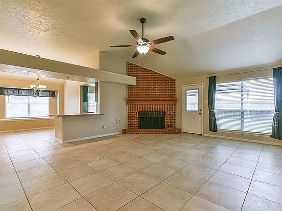 4th image of 3817 Redbud Dr