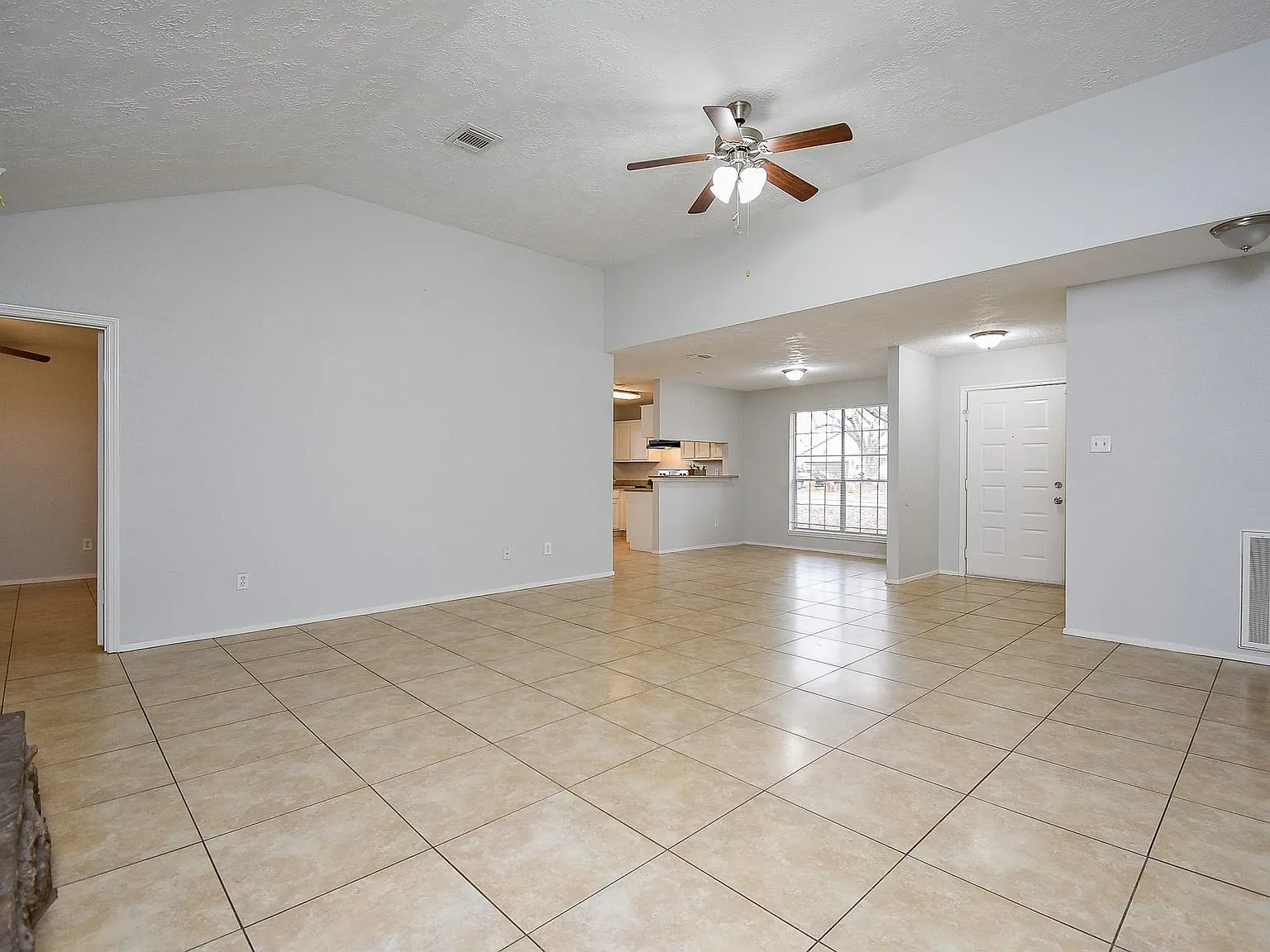 3 bed, 2.0 bath, 1434 sqft, $1,850 — Photo 2