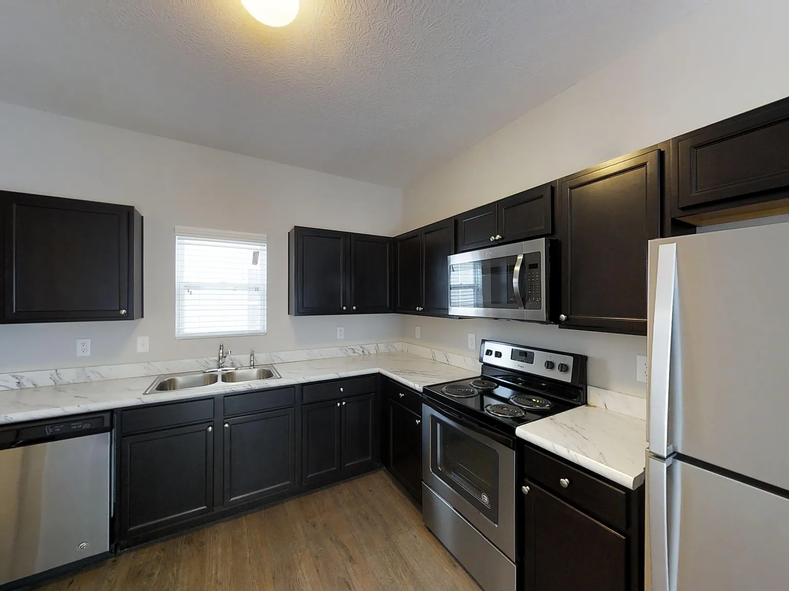 3 bed, 2.5 bath, 1254 sqft, $1,950 — Photo 3