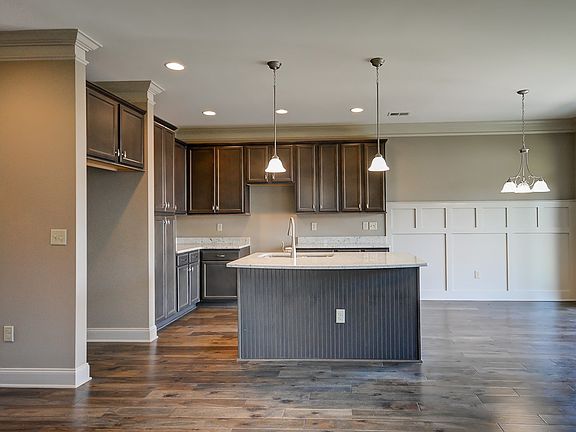 3rd image of 814 Lynshire Ln