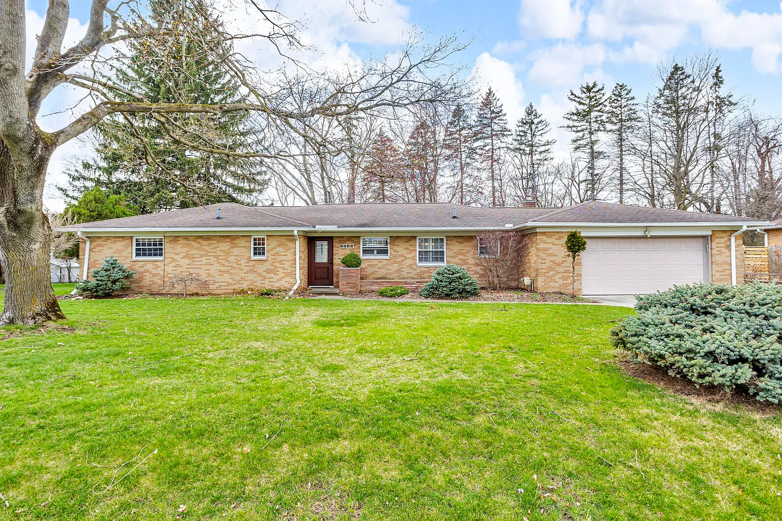 1040 Westfield Dr photo 1