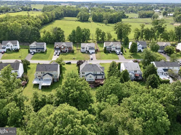 422 Sawgrass Dr, Charles Town, WV 25414