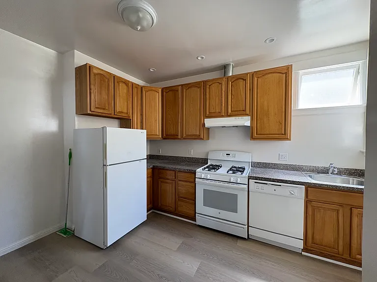 1803 Judah St #1 — Photo 12