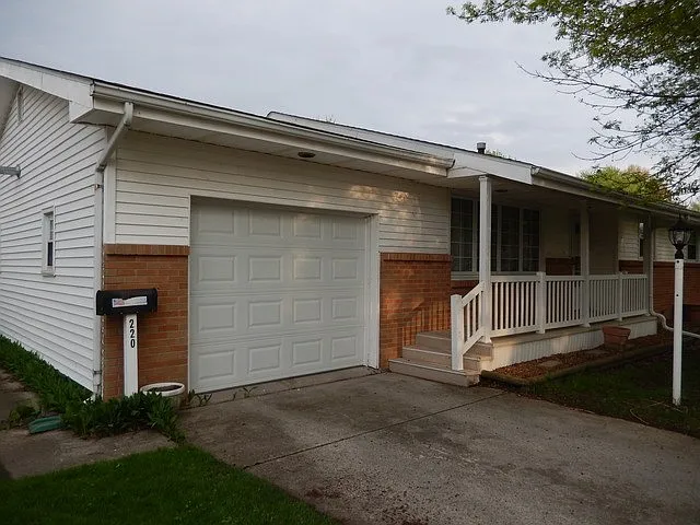 220 Cherry Ln photo 1