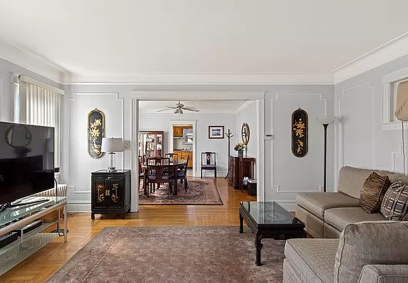 2nd image of 1411 Robertson Pl