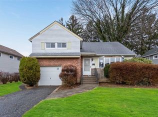 12 Marilyn Blvd, Plainview, NY 11803