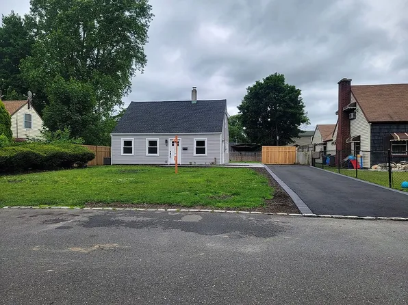 18 Garland Ln, Westbury, NY 11590