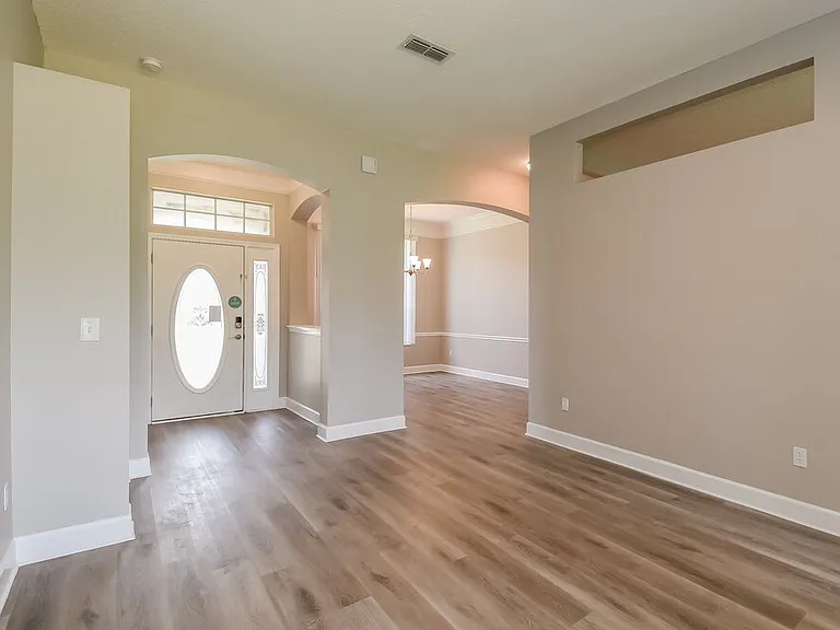 1514 Falkland Rd E — Photo 4