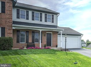 25 Rolling Hill Dr, Lititz, PA 17543