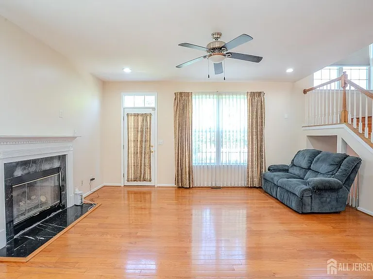 31 Hawthorn Dr — Photo 13