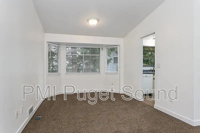 3 bed, 2.0 bath, 1250 sqft, $3,000 — Photo 4
