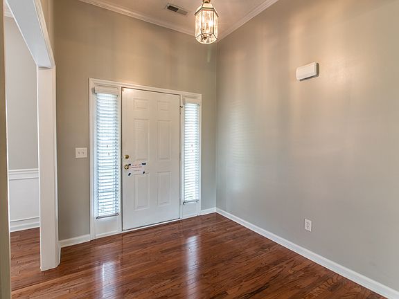 3rd image of 208 Deerfoot Dr