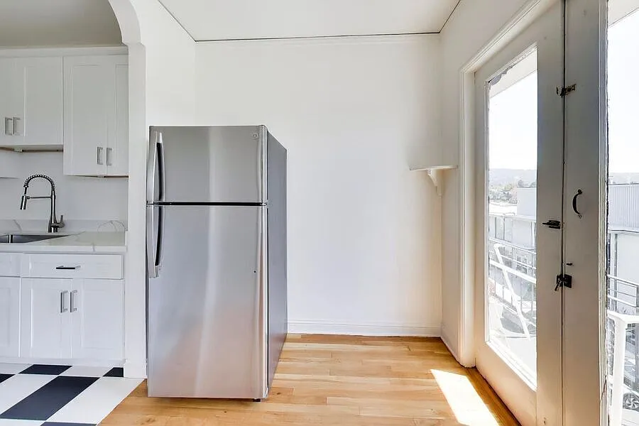 Charming 1-Bedroom with Hardwood Floors & Classic Oakland Character | Glenview — Photo 4