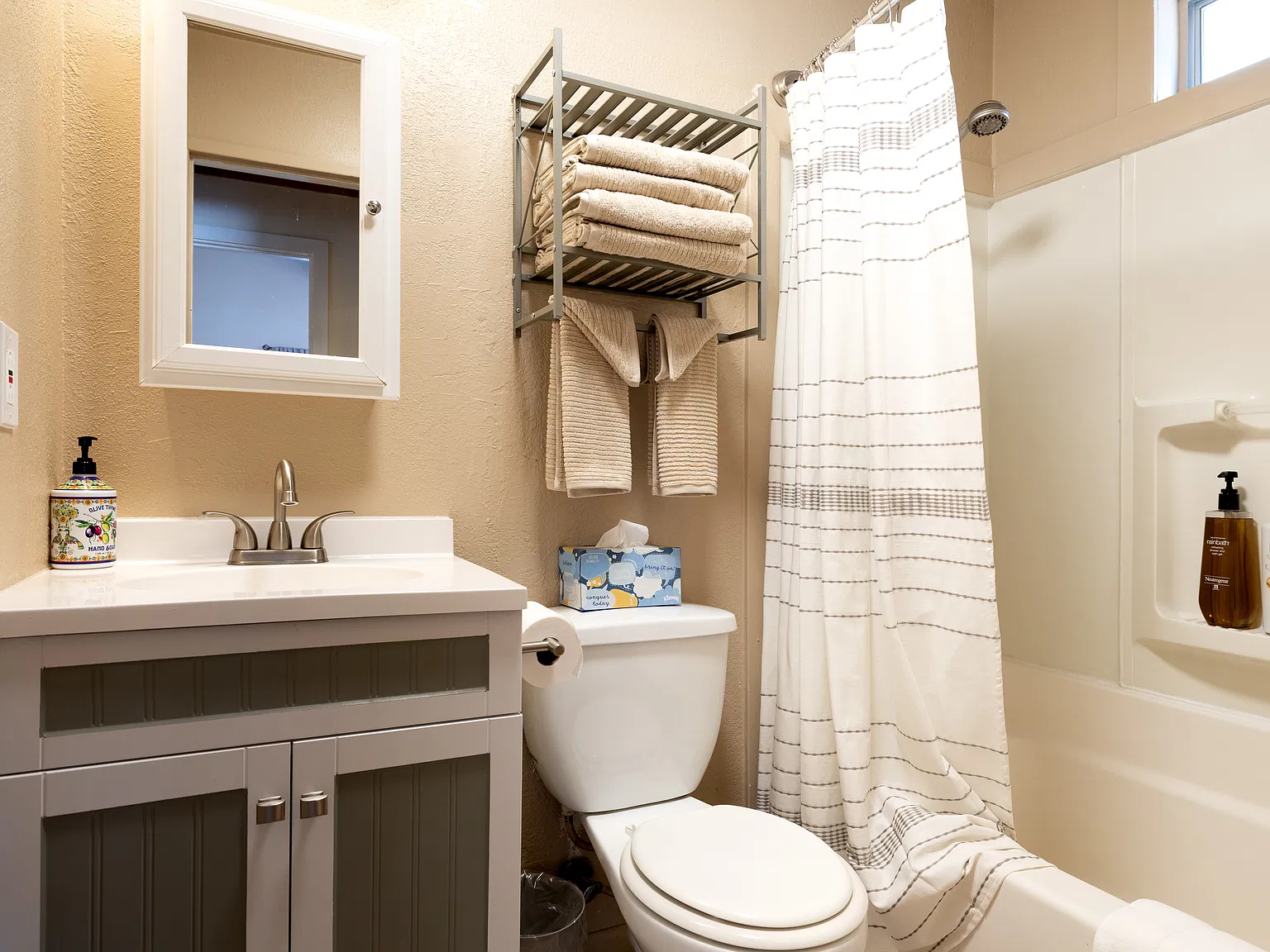 2 bed, 704 sqft, $1,800 — Photo 4