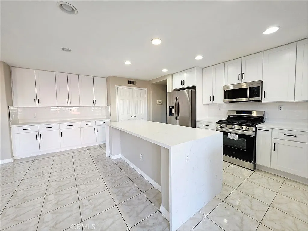 5 bed, 2607 sqft, $3,300 — Photo 2
