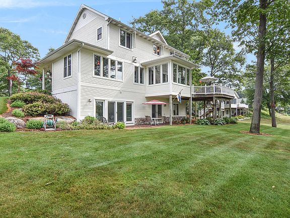 3rd image of 1440 N Wooded Lake Dr