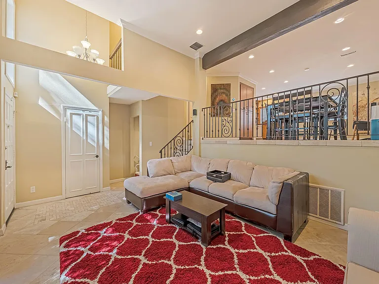 5800 Owensmouth Ave #7 — Photo 7