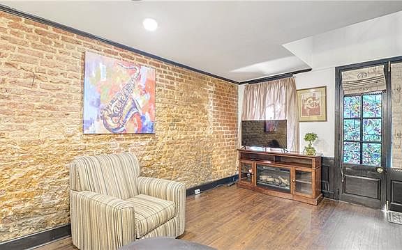 4th image of 922 Chartres St APT D
